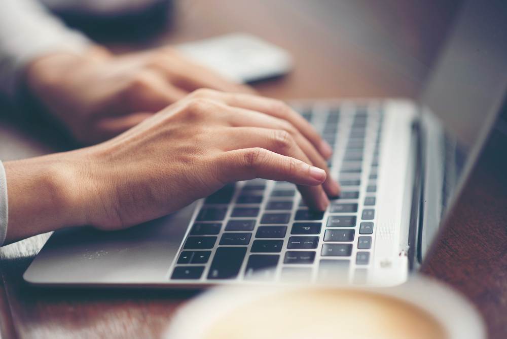 Persona che lavora a un sito web