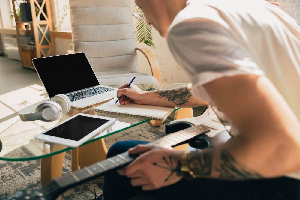 uomo che lavora una lavorazione personalizzata