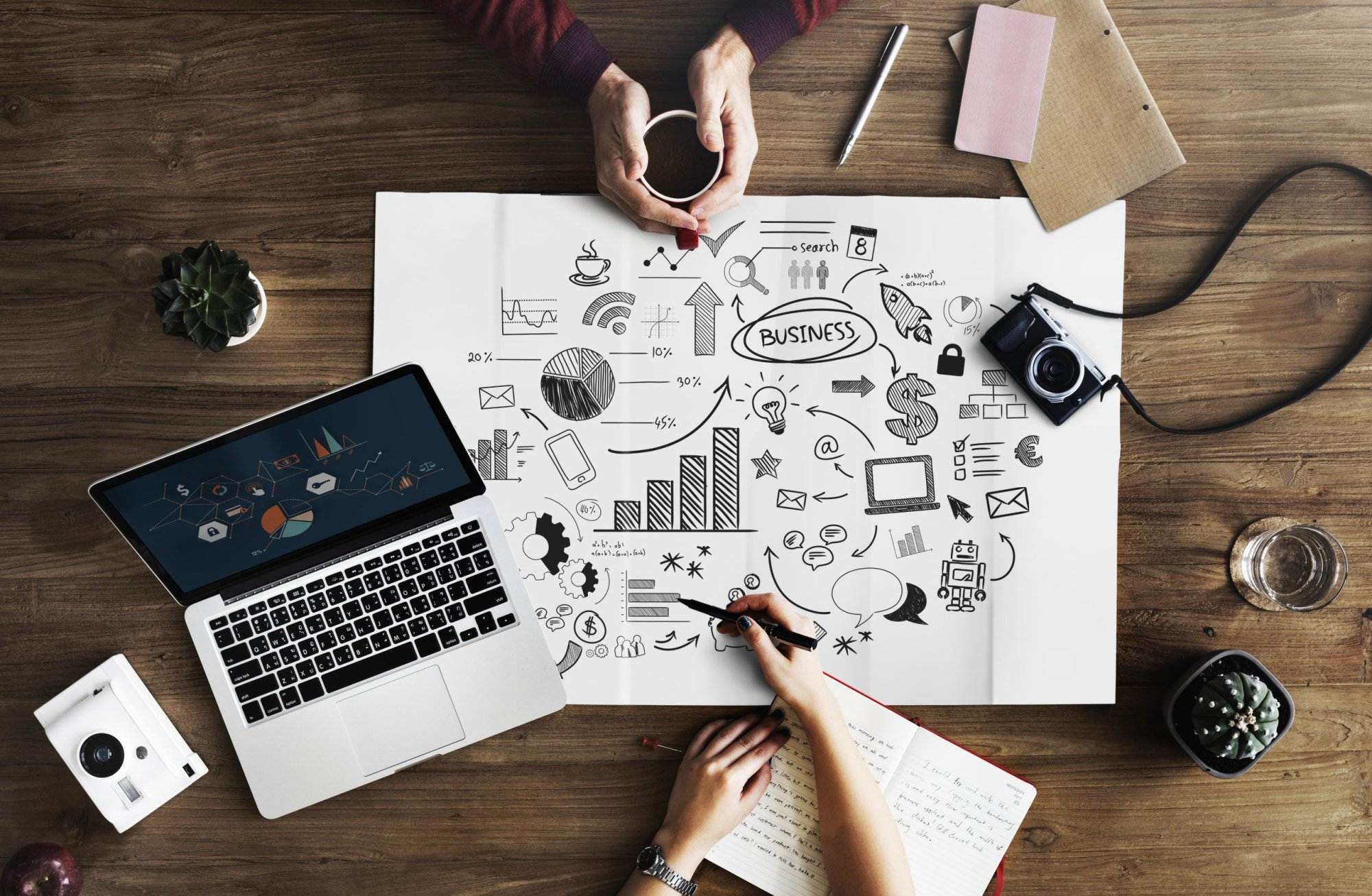 Persona che lavora a un sito web